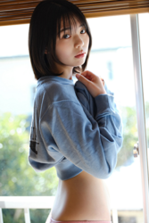 菊沖姬羅小姐是『日本・亞洲』的『凹版偶像・寫真偶像・泳裝偶像｜比基尼泳裝模特兒・海報模特兒｜女演員』，她身穿藍色夾克，站在窗邊。