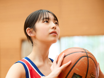 菊沖姬羅小姐是『日本・亞洲』的『凹版偶像・寫真偶像・泳裝偶像｜比基尼泳裝模特兒・海報模特兒｜女演員』，她在體育館打籃球，她擁有籃球。