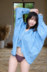 菊沖姬羅小姐是『日本・亞洲』的『凹版偶像・寫真偶像・泳裝偶像｜比基尼泳裝模特兒・海報模特兒｜女演員』，她穿著寬鬆的藍色襯衫，露出紫色內褲。