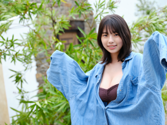 菊沖姬羅小姐是『日本・亞洲』的『凹版偶像・寫真偶像・泳裝偶像｜比基尼泳裝模特兒・海報模特兒｜女演員』，她穿著寬鬆的藍色襯衫，露出紫色文胸。