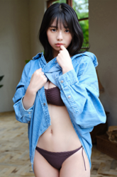 菊沖姬羅小姐是『日本・亞洲』的『凹版偶像・寫真偶像・泳裝偶像｜比基尼泳裝模特兒・海報模特兒｜女演員』，她穿著寬鬆的藍色襯衫，露出紫色比基尼泳裝。