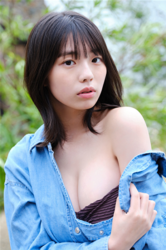 菊沖姬羅小姐是『日本・亞洲』的『凹版偶像・寫真偶像・泳裝偶像｜比基尼泳裝模特兒・海報模特兒｜女演員』，她穿著一件寬鬆的藍色襯衫，在一張強調她臉的照片中露出紫色胸罩。