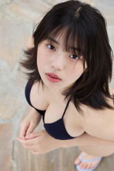 菊沖姬羅小姐是『日本・亞洲』的『凹版偶像・寫真偶像・泳裝偶像｜比基尼泳裝模特兒・海報模特兒｜女演員』，她身穿海軍藍色泳衣，她站著，這張照片是面部增強照片。