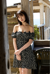 菊沖姬羅小姐是『日本・亞洲』的『凹版偶像・寫真偶像・泳裝偶像｜比基尼泳裝模特兒・海報模特兒｜女演員』，她身穿黑色花卉圖案連衣裙。