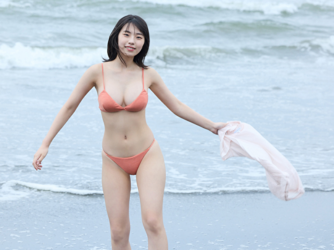 菊沖姬羅小姐是『日本・亞洲』的『凹版偶像・寫真偶像・泳裝偶像｜比基尼泳裝模特兒・海報模特兒｜女演員』，她在海灘上脫下白襯衫，穿著橙色比基尼泳裝。