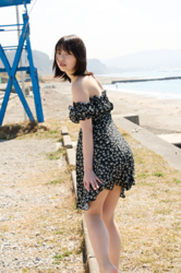 菊沖姬羅小姐是『日本・亞洲』的『凹版偶像・寫真偶像・泳裝偶像｜比基尼泳裝模特兒・海報模特兒｜女演員』，她身穿黑色花卉圖案連衣裙，露出她的背影。