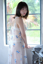 菊沖姬羅小姐是『日本・亞洲』的『凹版偶像・寫真偶像・泳裝偶像｜比基尼泳裝模特兒・海報模特兒｜女演員』，她在一個房間裡，穿著『半透明的連衣裙・白色內衣』，她站著。