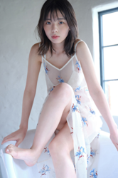 菊沖姬羅小姐是『日本・亞洲』的『凹版偶像・寫真偶像・泳裝偶像｜比基尼泳裝模特兒・海報模特兒｜女演員』，她在浴室裡，穿著『半透明的連衣裙・白色內衣』，她坐在浴缸上。