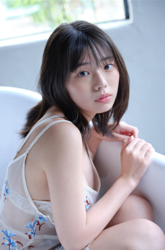 菊沖姬羅小姐是『日本・亞洲』的『凹版偶像・寫真偶像・泳裝偶像｜比基尼泳裝模特兒・海報模特兒｜女演員』，她在浴室裡，穿著『半透明的連衣裙・白色內衣』，她坐在沒有水的浴缸裡。