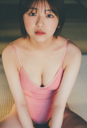 大慈彌杏實小姐是一位年輕的凹版偶像（泳裝女模 / 平面寫真偶像 / 寫真女優），也是一位年輕可愛的女演員，她身穿粉色緊身連衣褲，坐在榻榻米墊上。