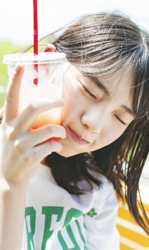 菊沖姬羅小姐是『日本・亞洲』的『凹版偶像・寫真偶像・泳裝偶像｜泳裝模特兒・泳衣女模・海報女郎｜女演員』，她正在喝果汁。