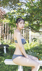 菊沖姬羅小姐是『日本・亞洲』的『凹版偶像・寫真偶像・泳裝偶像｜泳裝模特兒・泳衣女模・海報女郎｜女演員』，她穿著淺藍色格子比基尼泳衣，她正坐在一張白色的長凳上。