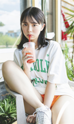 菊沖姬羅小姐是『日本・亞洲』的『凹版偶像・寫真偶像・泳裝偶像｜泳裝模特兒・泳衣女模・海報女郎｜女演員』，她正在喝果汁，她坐著。