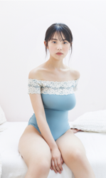 菊沖姬羅小姐是『日本・亞洲』的『凹版偶像・寫真偶像・泳裝偶像｜泳裝模特兒・泳衣女模・海報女郎｜女演員』，她穿著淺藍色連體衣，她坐在床上。