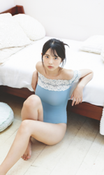 菊沖姬羅小姐是『日本・亞洲』的『凹版偶像・寫真偶像・泳裝偶像｜泳裝模特兒・泳衣女模・海報女郎｜女演員』，她穿著淺藍色連體衣，她坐在地上。