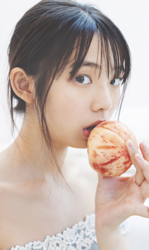 菊沖姬羅小姐是『日本・亞洲』的『凹版偶像・寫真偶像・泳裝偶像｜泳裝模特兒・泳衣女模・海報女郎｜女演員』，她穿著淺藍色連體衣，她把嘴放在桃子上。