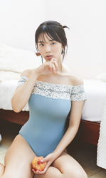 菊沖姬羅小姐是『日本・亞洲』的『凹版偶像・寫真偶像・泳裝偶像｜泳裝模特兒・泳衣女模・海報女郎｜女演員』，她穿著淺藍色連體衣，她坐在地板上，左手拿著一個桃子。