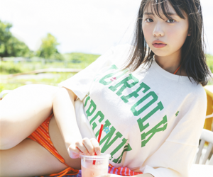 菊沖姬羅小姐是『日本・亞洲』的『凹版偶像・寫真偶像・泳裝偶像｜泳裝模特兒・泳衣女模・海報女郎｜女演員』，她躺在地上，手裡拿著一根果汁。