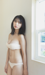 菊沖姬羅小姐是『日本・亞洲』的『凹版偶像・寫真偶像・泳裝偶像｜泳裝模特兒・泳衣女模・海報女郎｜女演員』，她身穿白色比基尼泳衣，她站著。