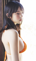 菊沖姬羅小姐是『日本・亞洲』的『凹版偶像・寫真偶像・泳裝偶像｜泳裝模特兒・泳衣女模・海報女郎｜女演員』，她穿著橙色比基尼泳衣，她站著。